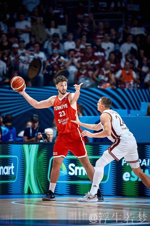 申京遇波杰姆斯基,试探步三分得手 申京遇波杰姆斯基,试探步三分得手